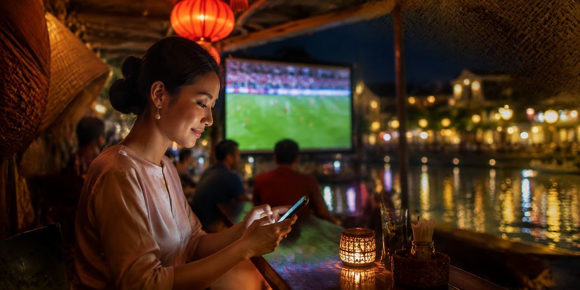 Người chơi xem bóng đá và đặt cược tại Hội An dưới ánh đèn lồng rực rỡ